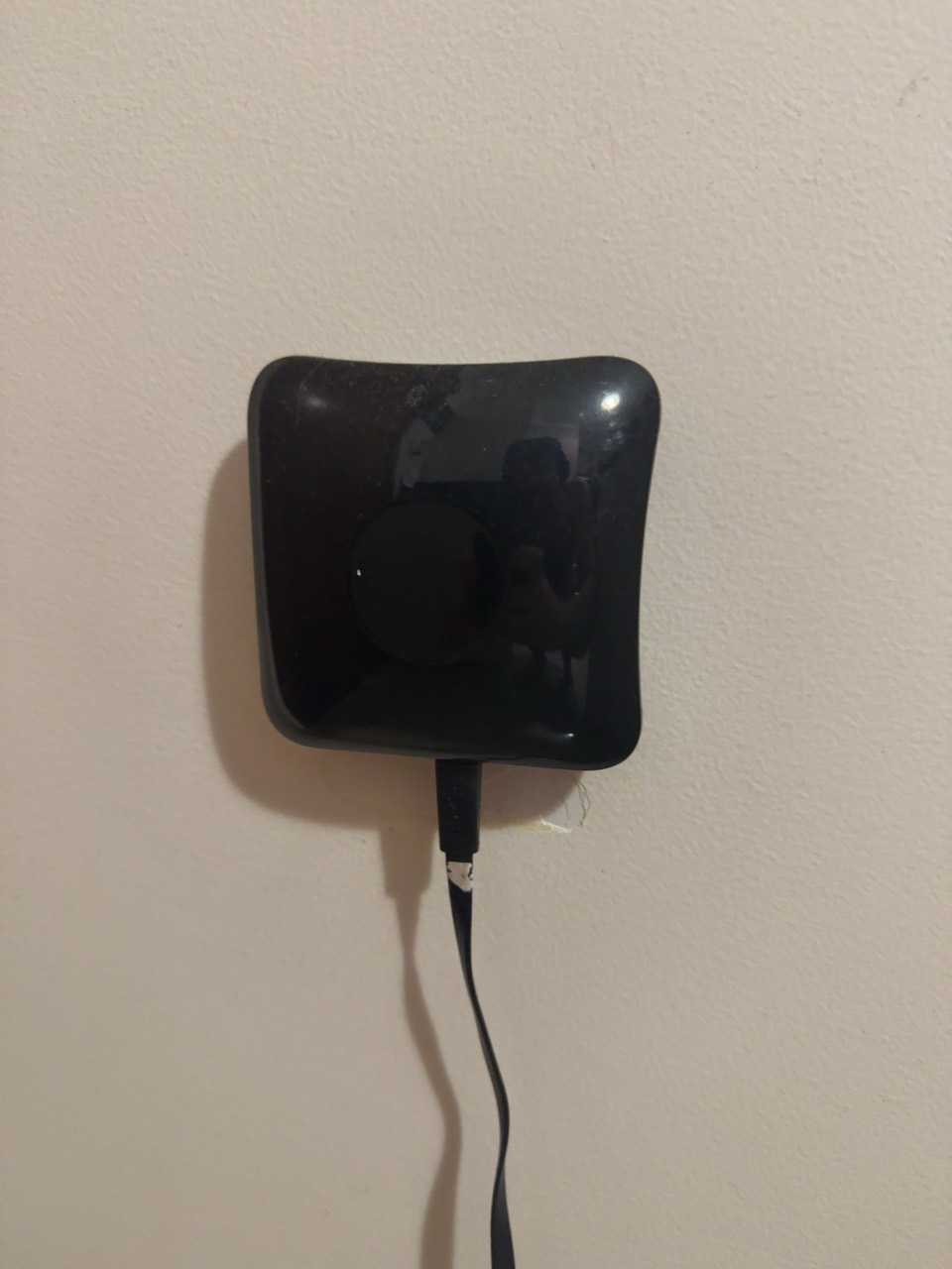Controle Broadlink IR e RF instalado na parede, na minha instalação.