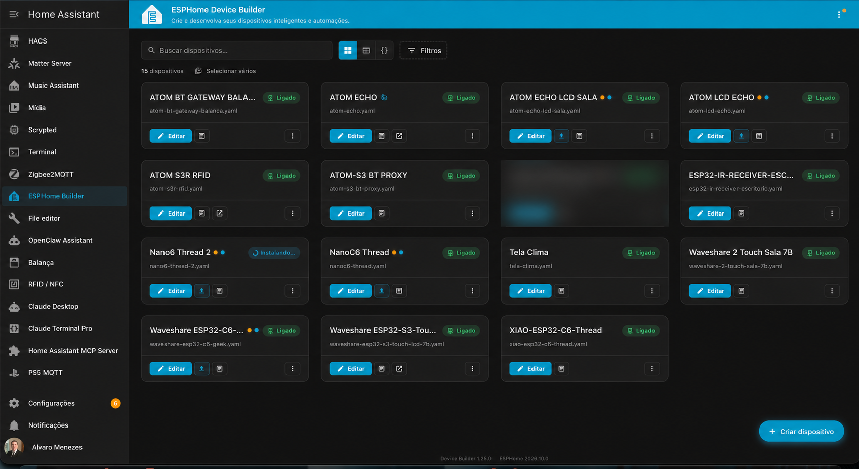Projetos no ESPHome Device Builder, com um cartão ocultado para preservar o nome pessoal presente no título e no arquivo YAML.