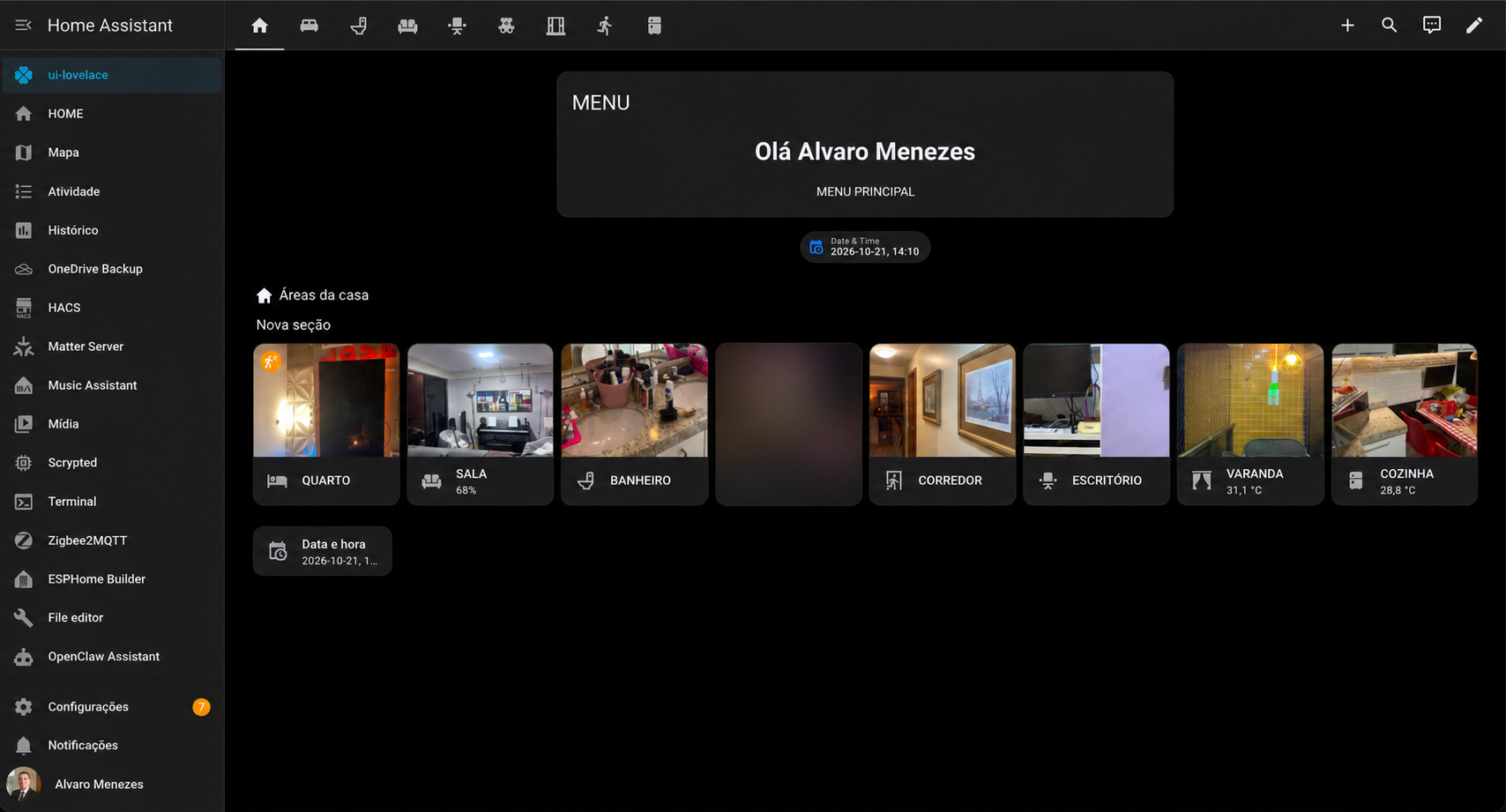 Painel do Home Assistant organizado por áreas da casa, com um cartão ocultado para preservar dados pessoais.
